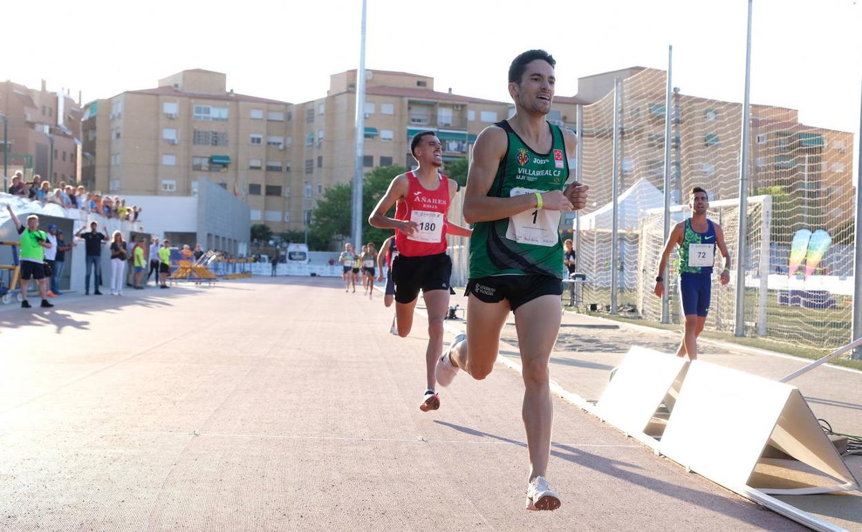 Ignacio Fontes, con el dorsal número 1, concluye con récord y victoria su carrera en la pasada edición. 