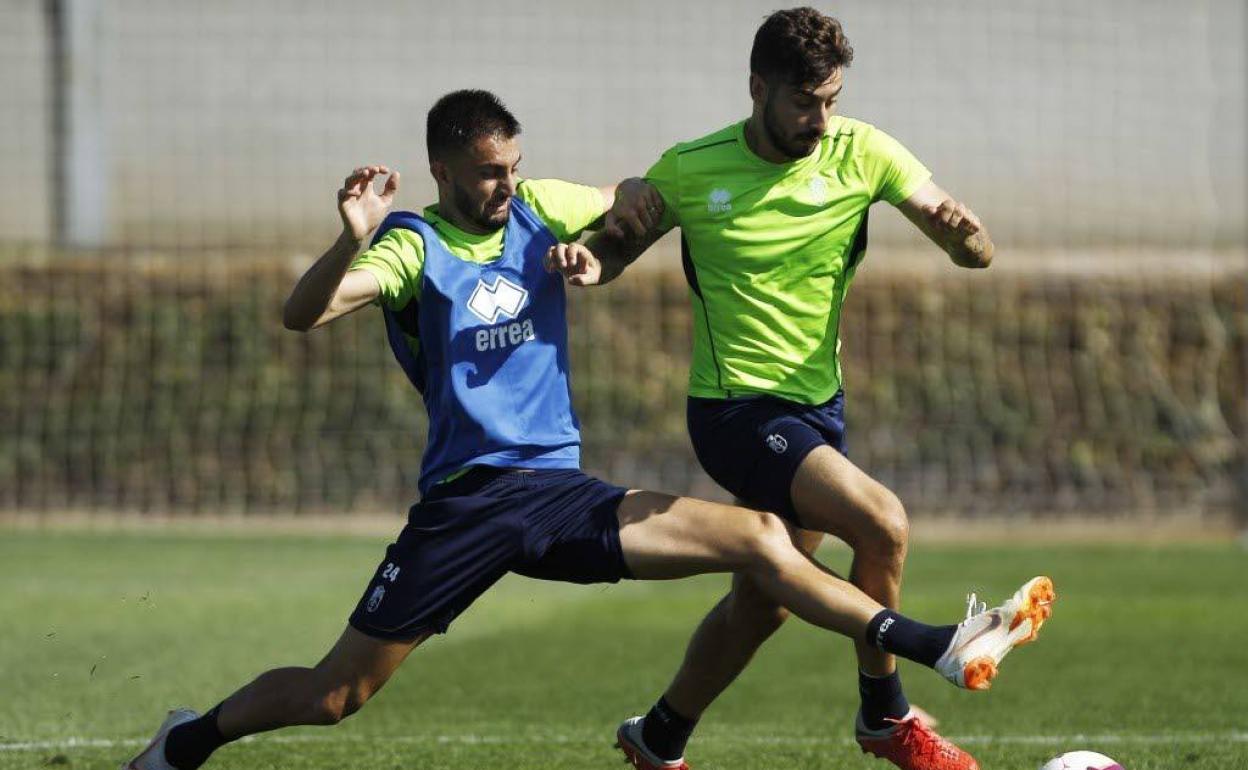 José Antonio intenta frenar a Vadillo en un entrenamiento del Granada del curso pasado. 