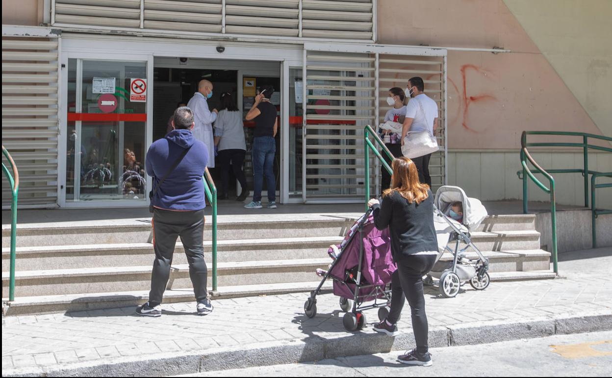 Pacientes a las puertas de uno de los centros de salud del Zaidín. 