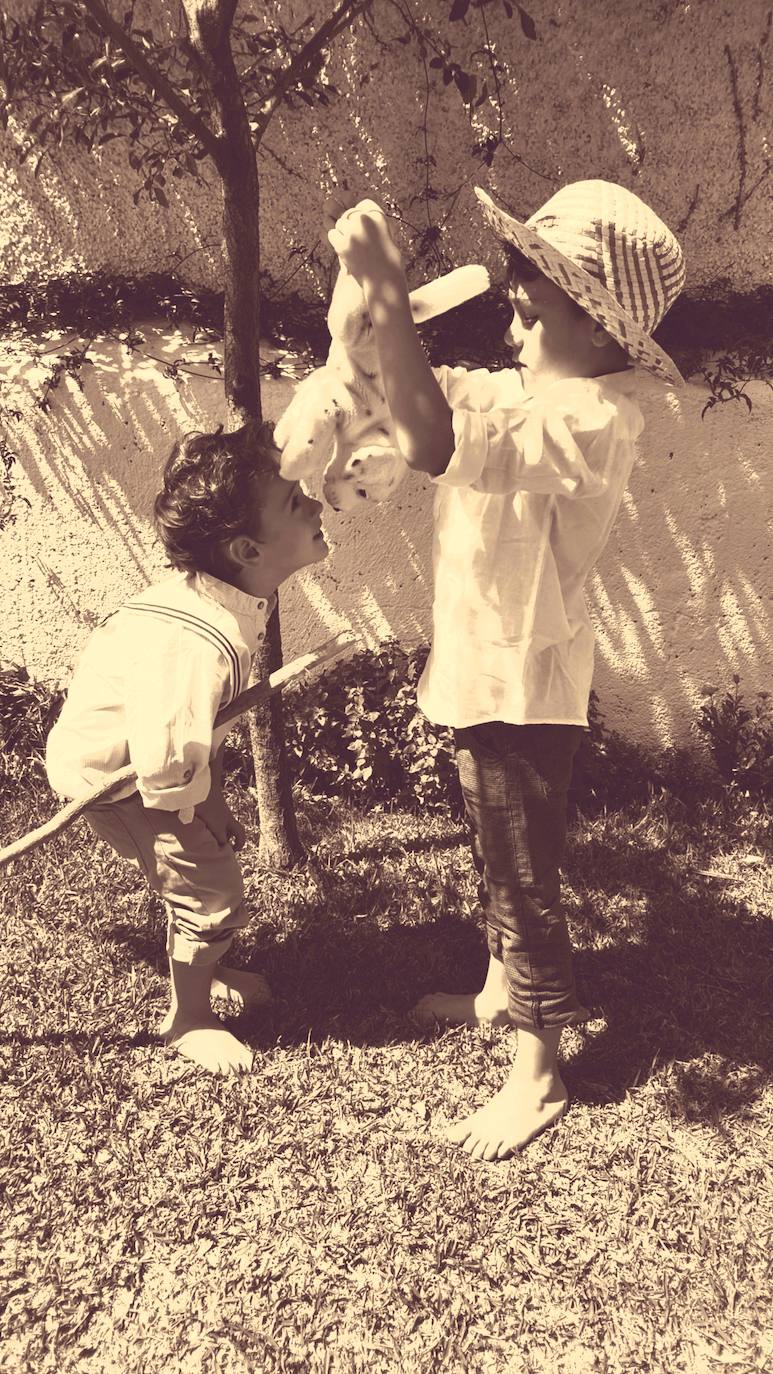 Los lectores de Huétor Santillán pertenecientes a sus clubes y talleres se transforman en personajes y autores de la historia de la literatura en la iniciativa 'Una casa de novela', impulsada por su bibliotecaria, Mari Ángeles Cabrerizo.