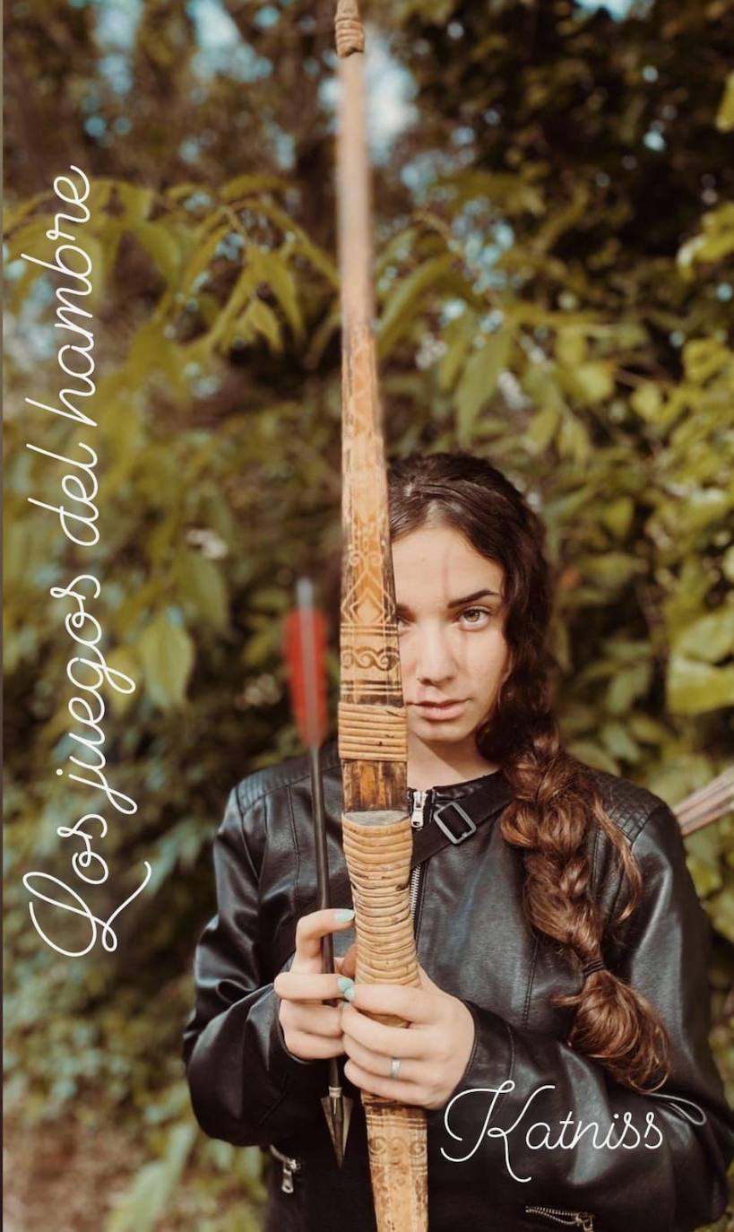 Los lectores de Huétor Santillán pertenecientes a sus clubes y talleres se transforman en personajes y autores de la historia de la literatura en la iniciativa 'Una casa de novela', impulsada por su bibliotecaria, Mari Ángeles Cabrerizo.