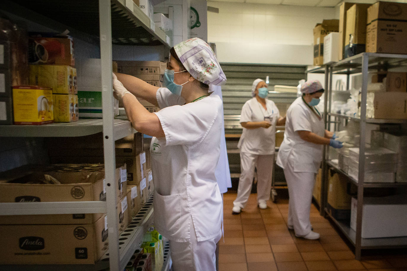 Imagen principal - Árriba, personal auxiliar. Abajo, cuidados en planta y medicamentos preparados para administrárselos a los pacientes.