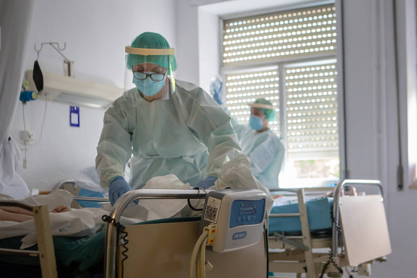 Imagen secundaria 1 - Árriba, personal auxiliar. Abajo, cuidados en planta y medicamentos preparados para administrárselos a los pacientes.