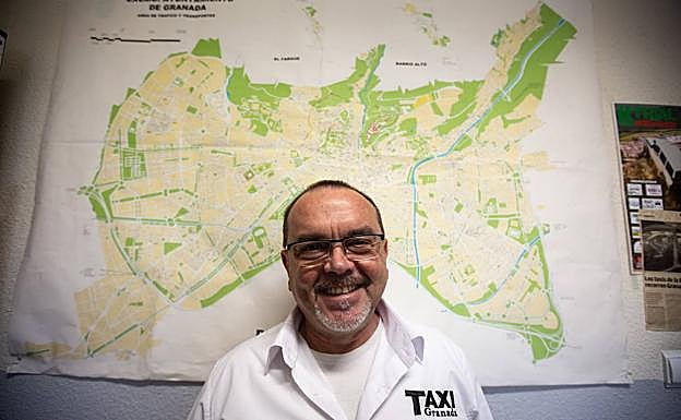RamónAlcaraz en su despacho, ante un mapa del municipio de Granada.