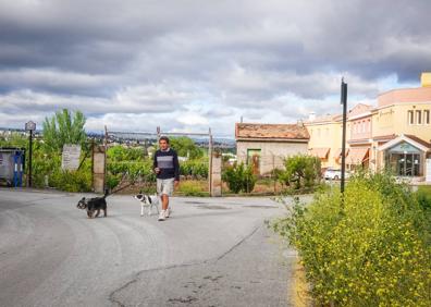 Imagen secundaria 1 - El pueblo de Granada que se acaba en &quot;dos pasos&quot; vive su curioso confinamiento