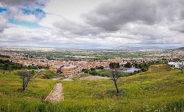 Imagen principal - El pueblo de Granada que se acaba en &quot;dos pasos&quot; vive su curioso confinamiento