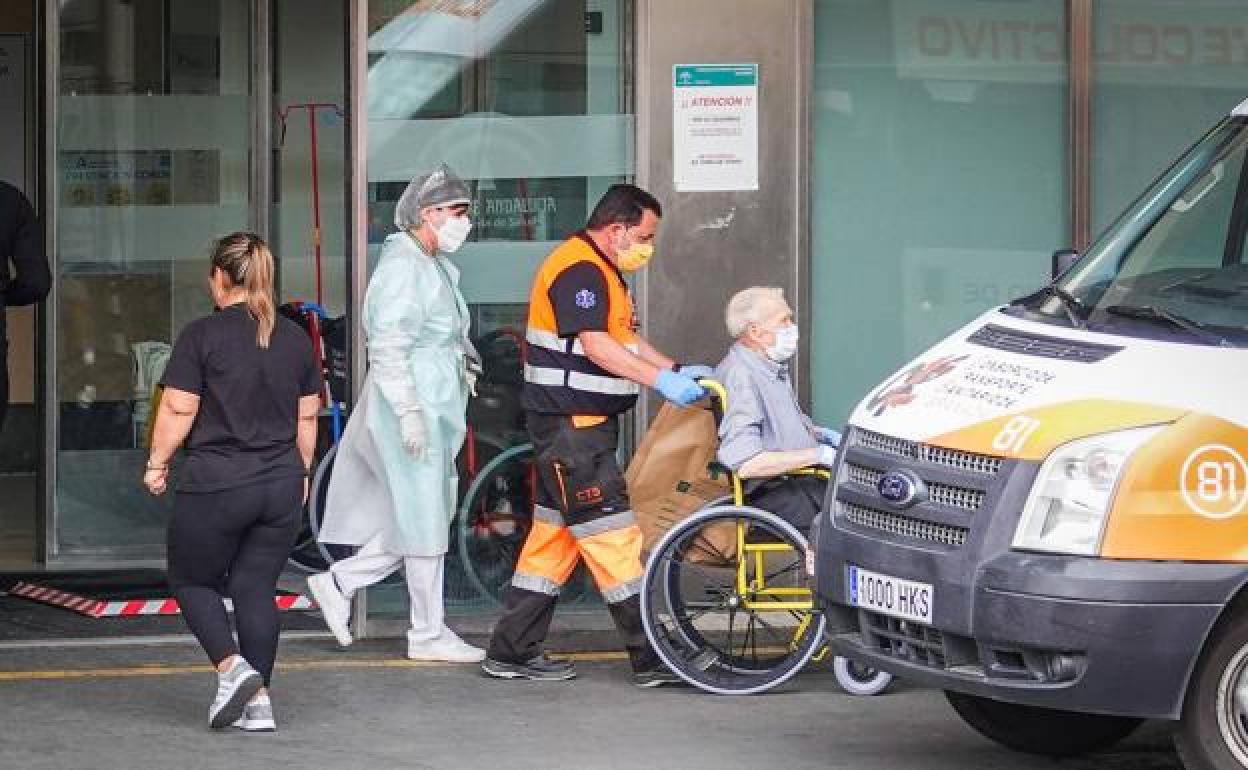 Las medidas de Andalucía para la desescalada: un acompañante por paciente y potenciar la telemedicina