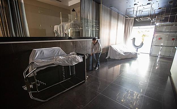 Imagen principal - Arriba, preparativos en el Hotel Catalonia de Granada capital. En las fotos pequeñas, los alojamientos en casas-cueva del Tío Tobas y el Abuelo Ventura.