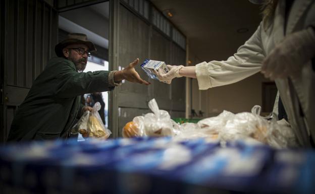 Imagen principal - Unos diez voluntarios participan normalmente en el servicio de cena.