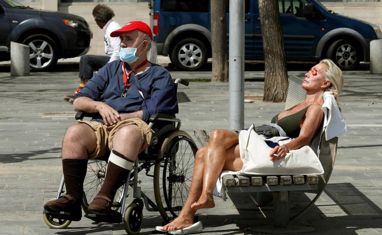 Un dermatólogo de Granada alerta de la importancia de usar crema solar durante el desconfinamiento