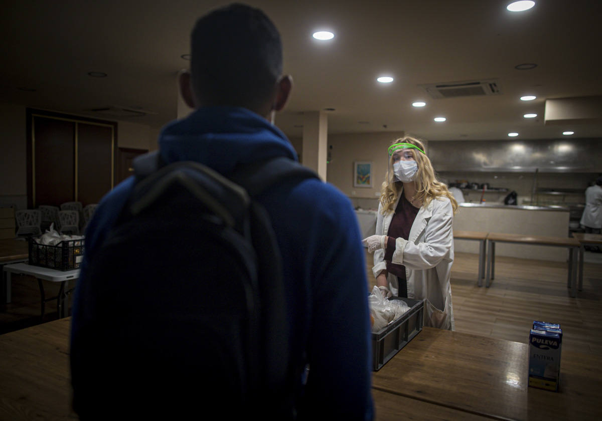 Imagen secundaria 2 - Unos diez voluntarios participan normalmente en el servicio de cena.