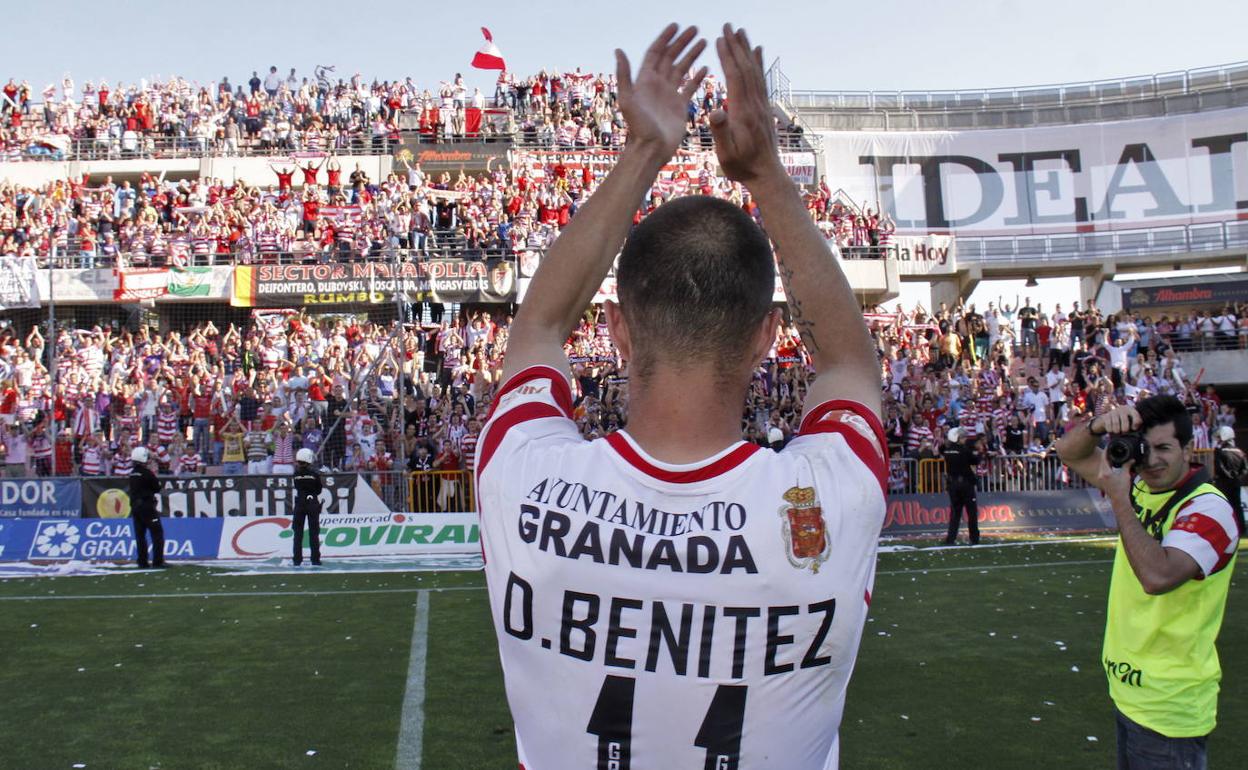 Dani Benítez saluda a la afición al final del partido. 