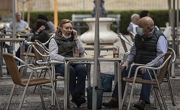 Todo lo que se puede hacer en la fase 1, según el BOE: terrazas, compras o reuniones