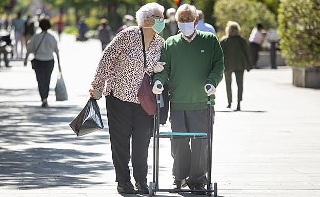 ¿Pueden estar los mayores de 70 años en las reuniones familiares en la fase 1 de la desescalada del coronavirus?