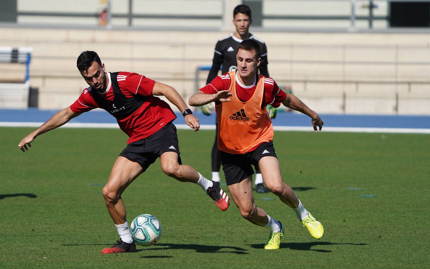 Fran Callejón intenta controlar el balón ante el acoso de Iván Barbero. 