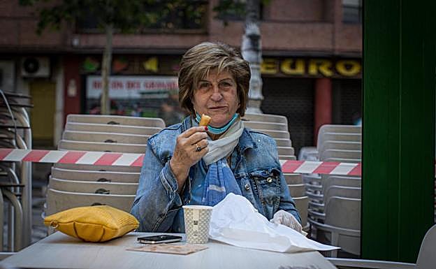 Desinfección, café y una de churros en el bar de toda la vida 