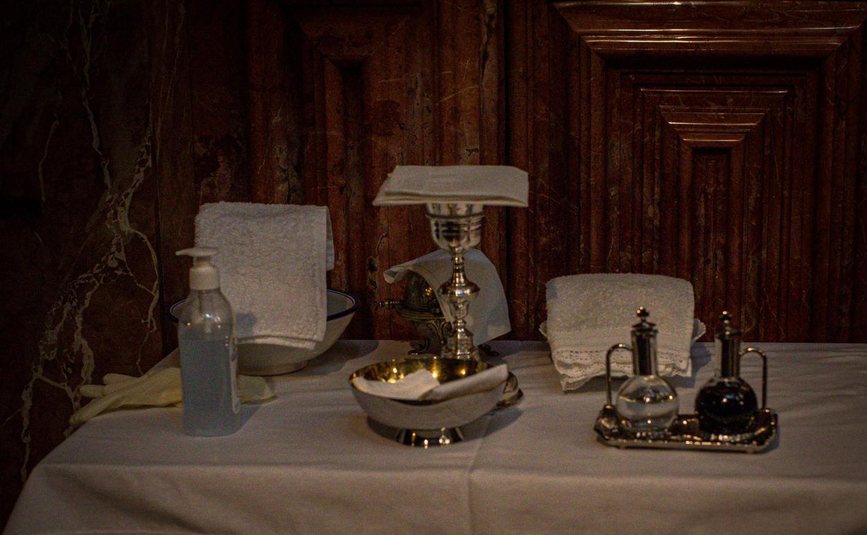 Desinfectante de manos en la Basílica de las Angustias este lunes