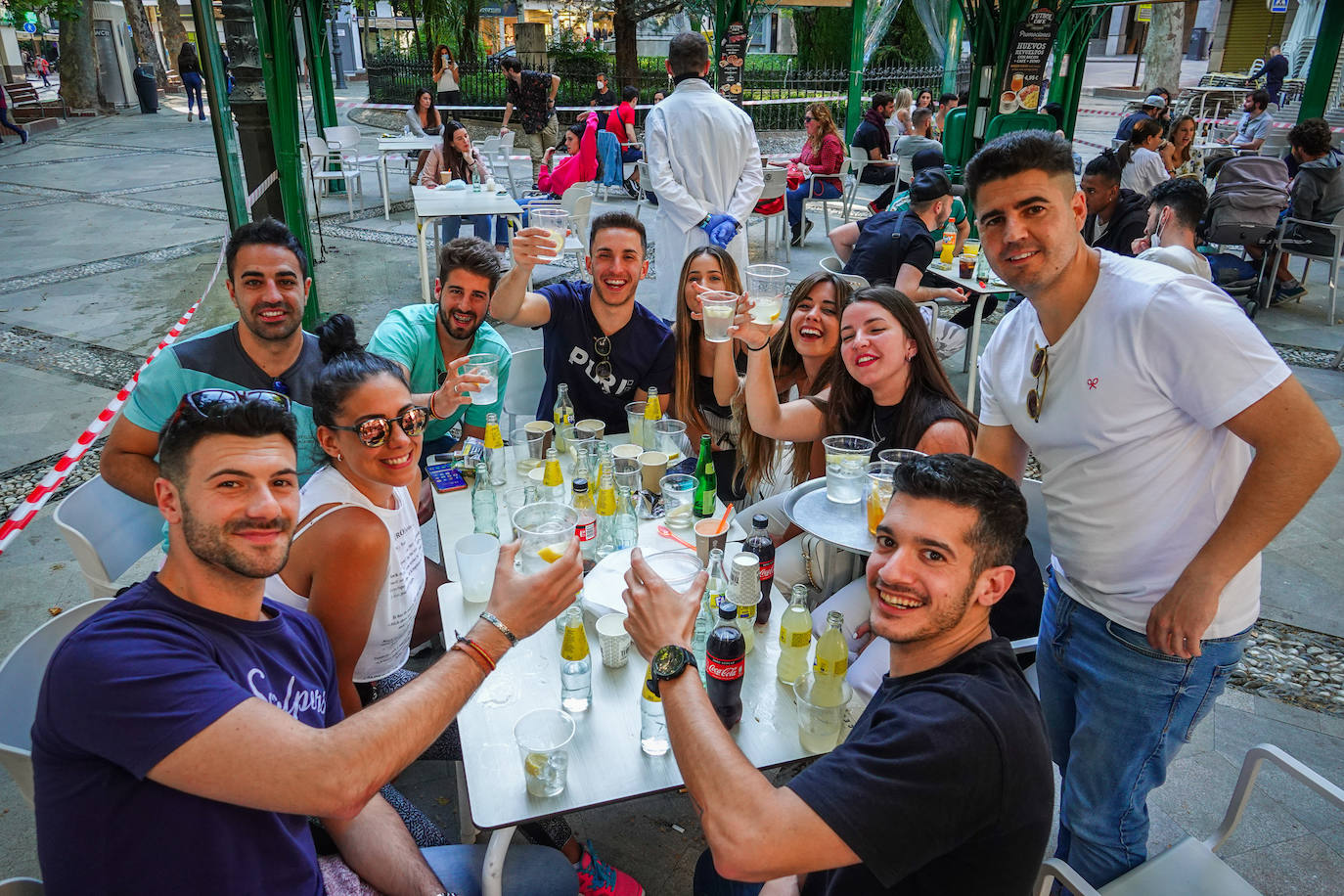 Fotos: Los terrazas de Granada se llenan en la primera tarde en la fase 1