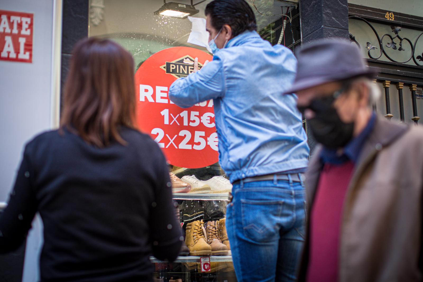 Fotos: Los comercios abren la persiana en Granada