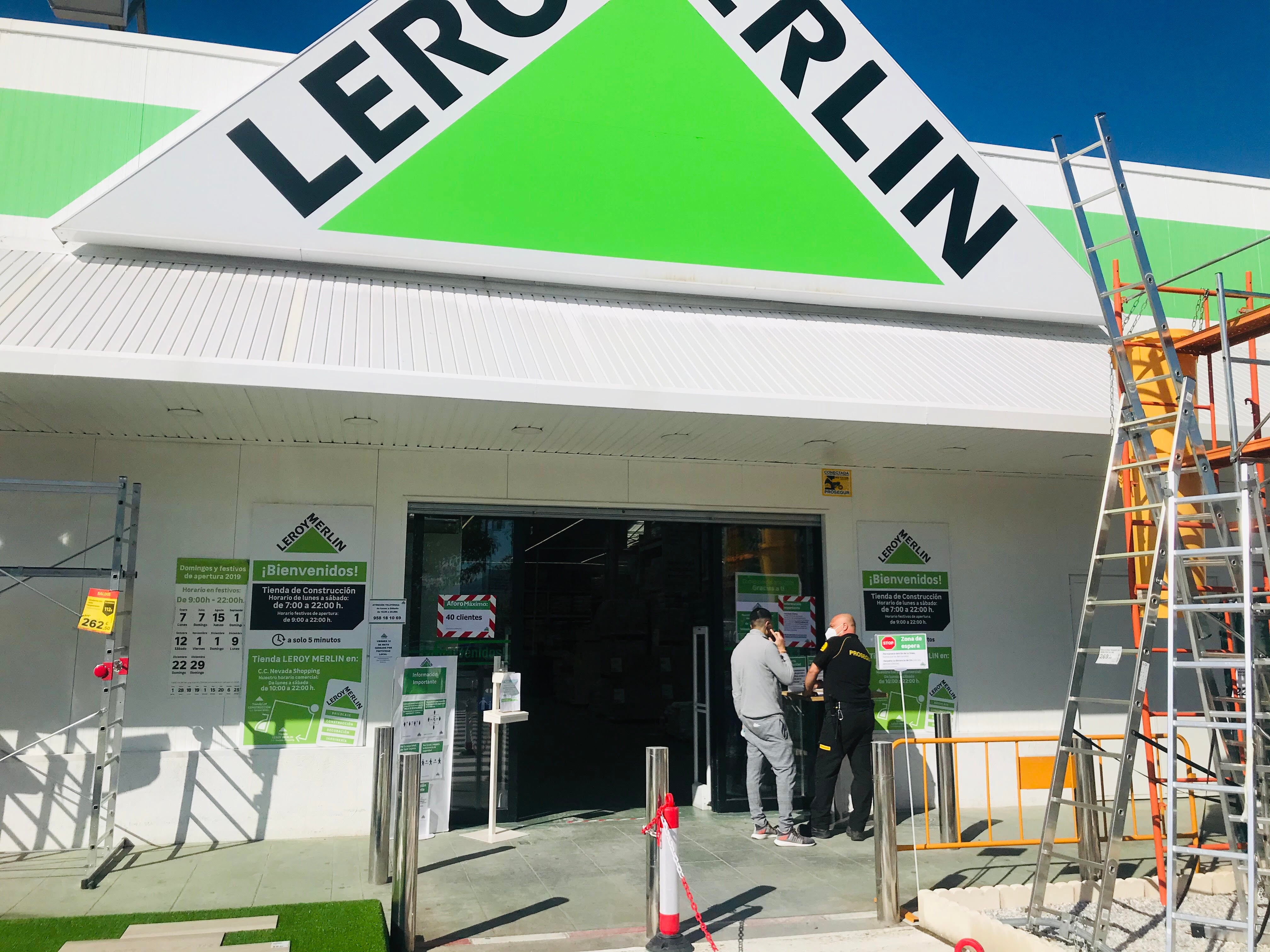 Fotos: Los comercios abren la persiana en Granada