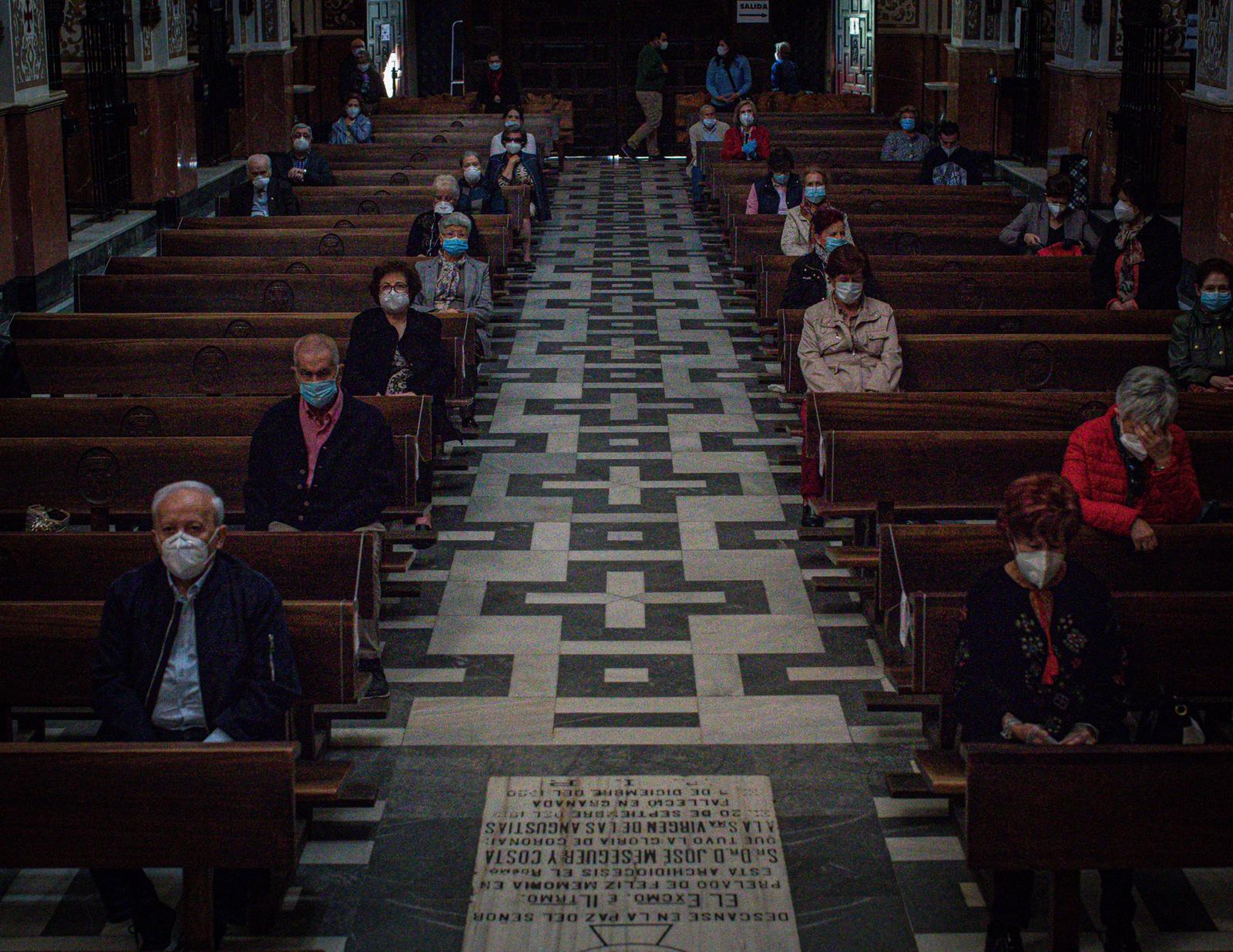 Fotos: Las iglesias de Granada vuelven a recibir a sus fieles