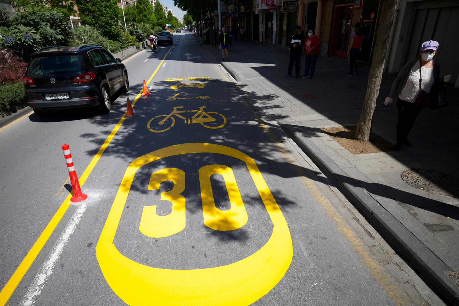 Fotos: Revolución en las calles de Granada: carriles para bicis y calles peatonalizadas