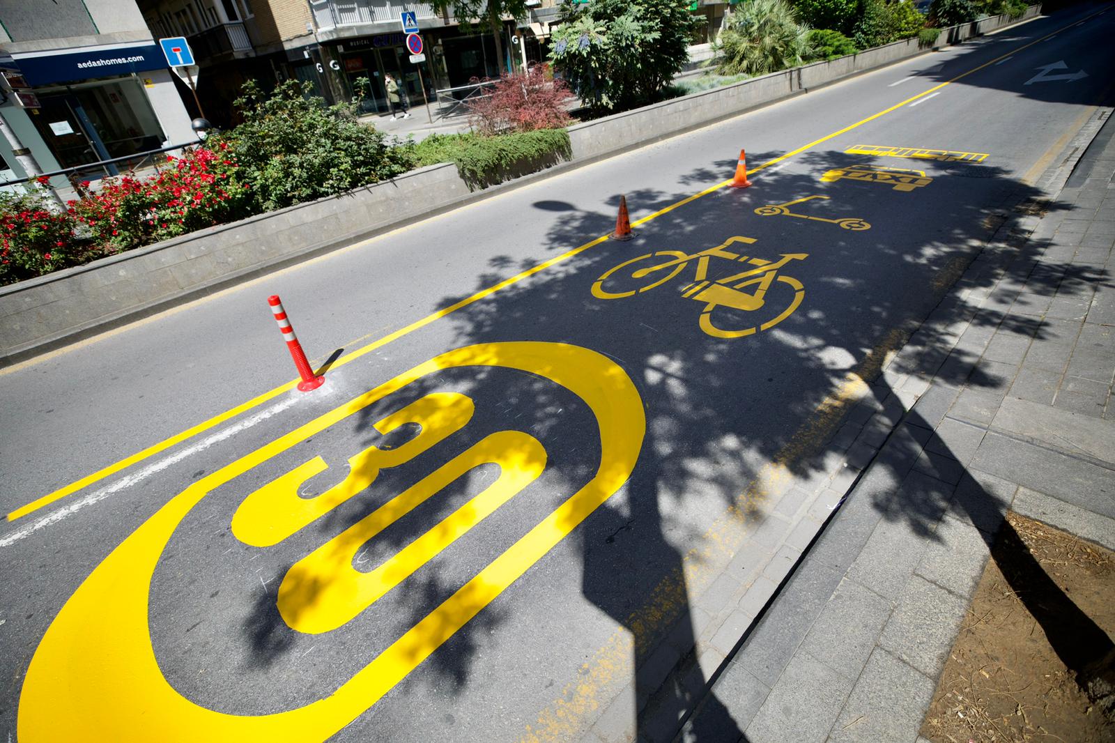 Fotos: Revolución en las calles de Granada: carriles para bicis y calles peatonalizadas