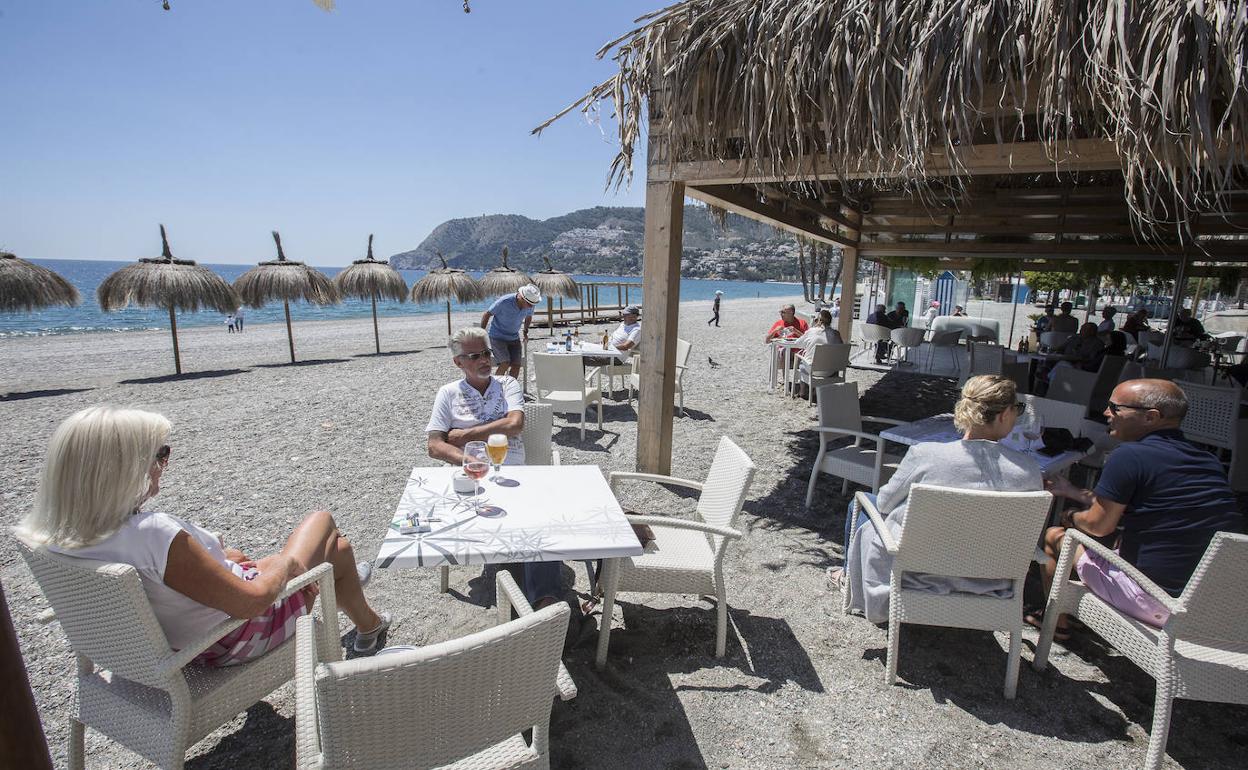Decenas de personas han disfrutado del sol en el chringuito Bambú de La Herradura.