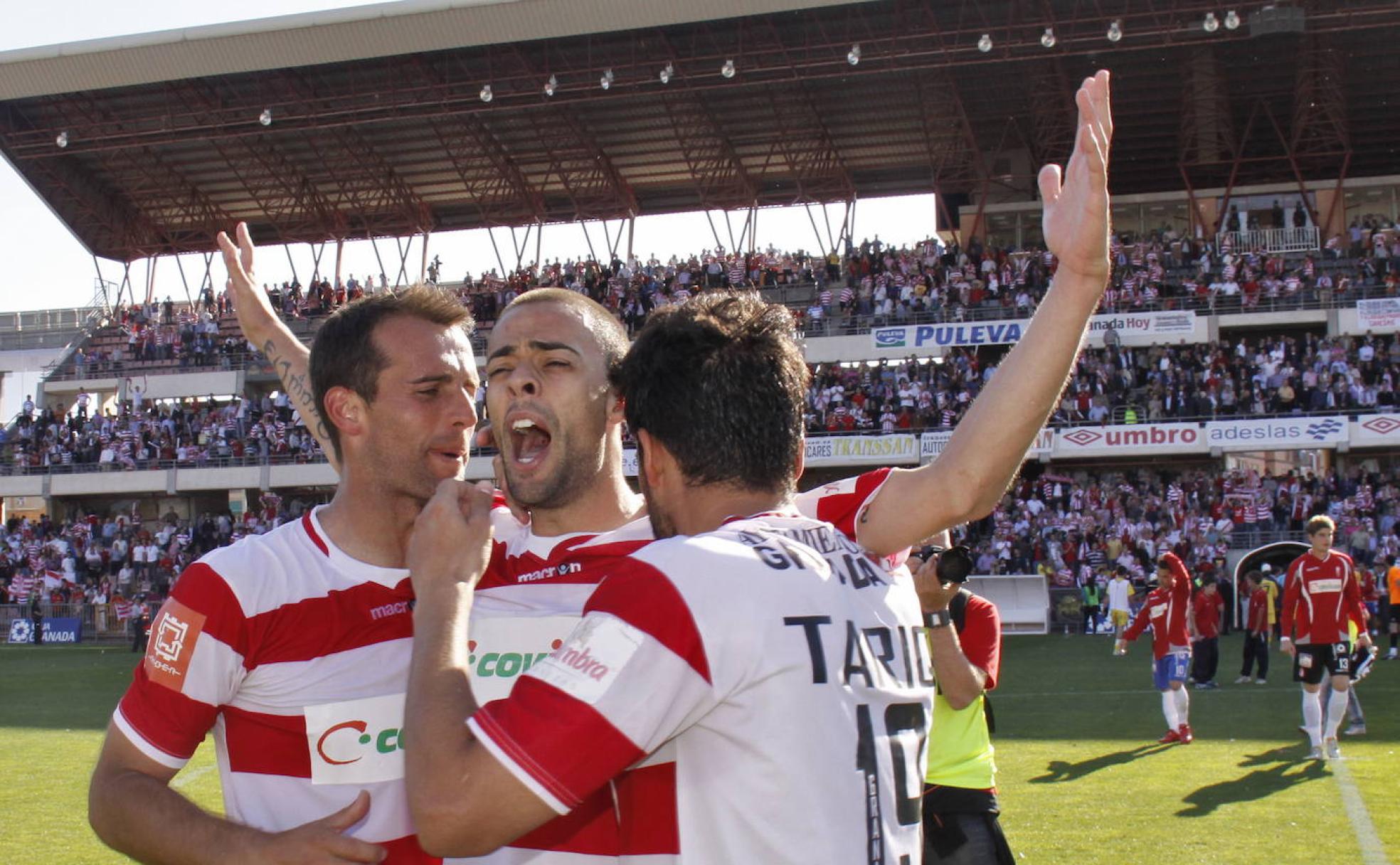 Iván Amaya y Tariq abrazan a Benítez tras la victoria en la ida con el Alcorcón. 
