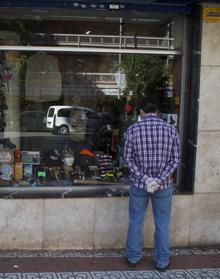 Imagen secundaria 2 - Juan, en Freakmondo; Alexandra, en el Mercadillo; y un cliente mirando el escaparate de Náutica Neptuno. 