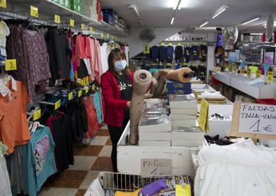 Imagen secundaria 1 - Juan, en Freakmondo; Alexandra, en el Mercadillo; y un cliente mirando el escaparate de Náutica Neptuno. 