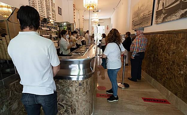 Colas en Los Italianos, este martes por la mañana. 