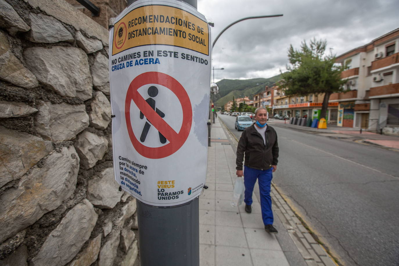 Vecino que sigue el camino de las flechas azules