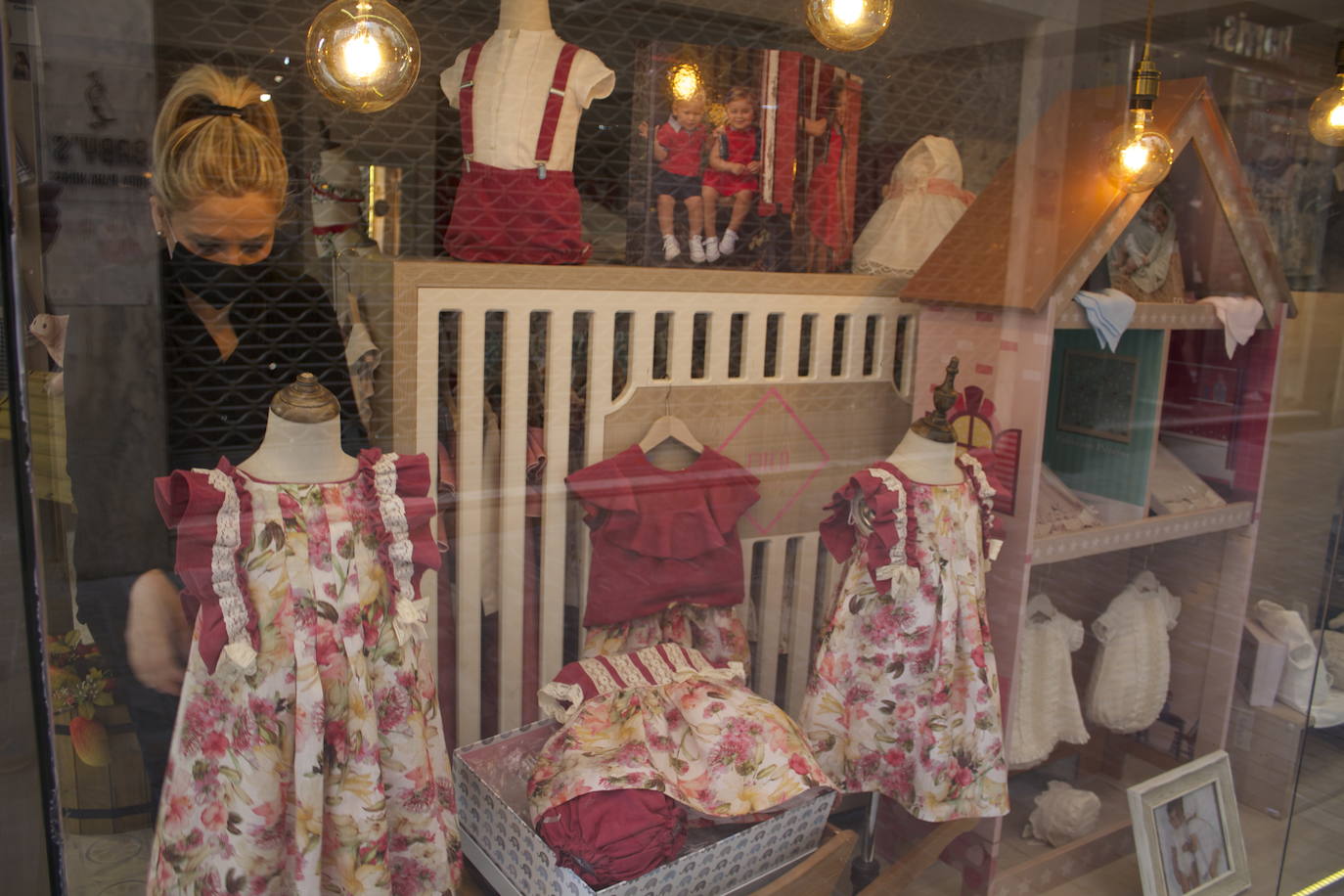 María Ángeles, ordenado su tienda, Cocó, que permanece cerrada. 