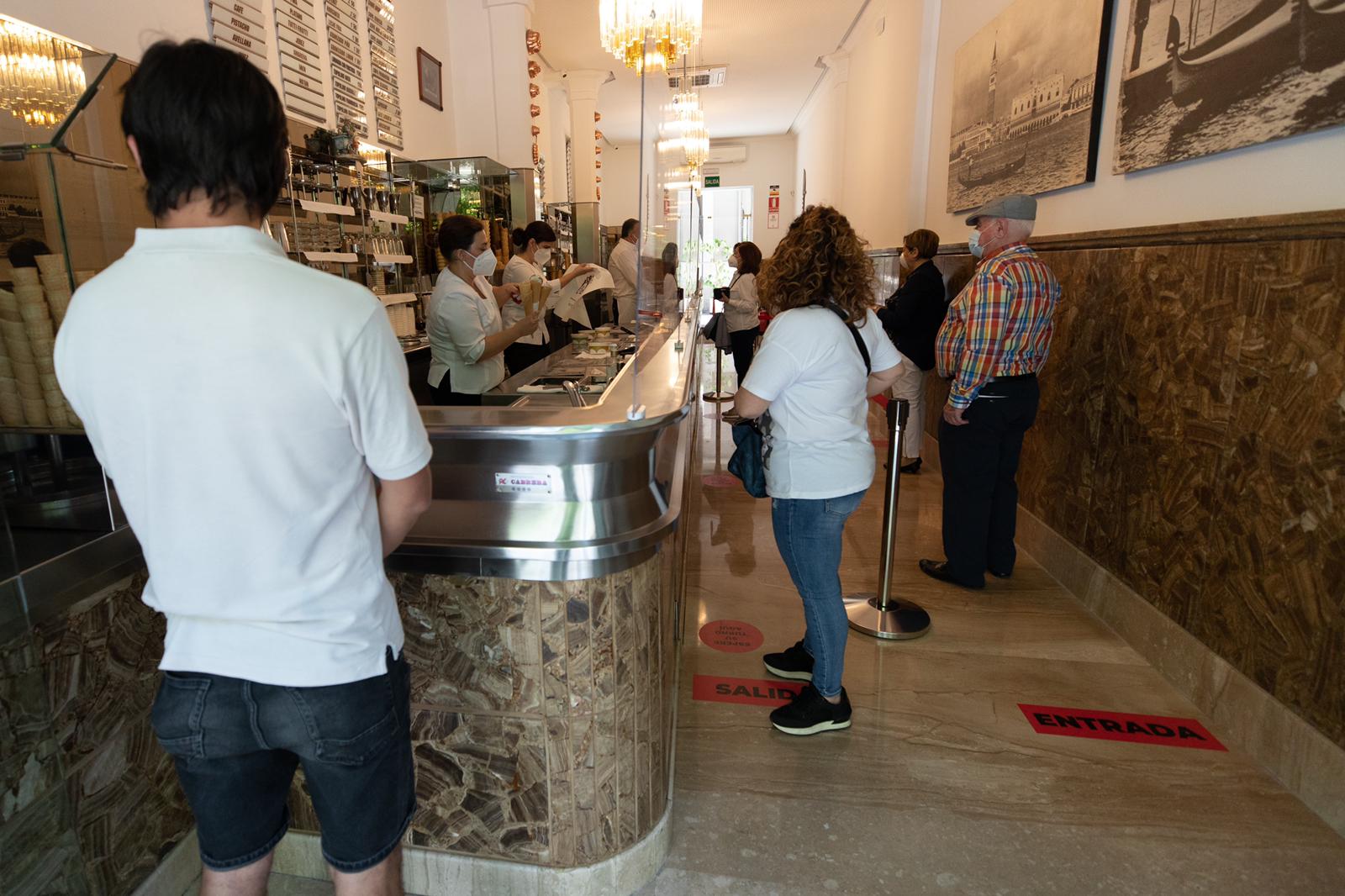 Fotos: La famosa heladería &#039;Los Italianos&#039; de Granada reabre al público