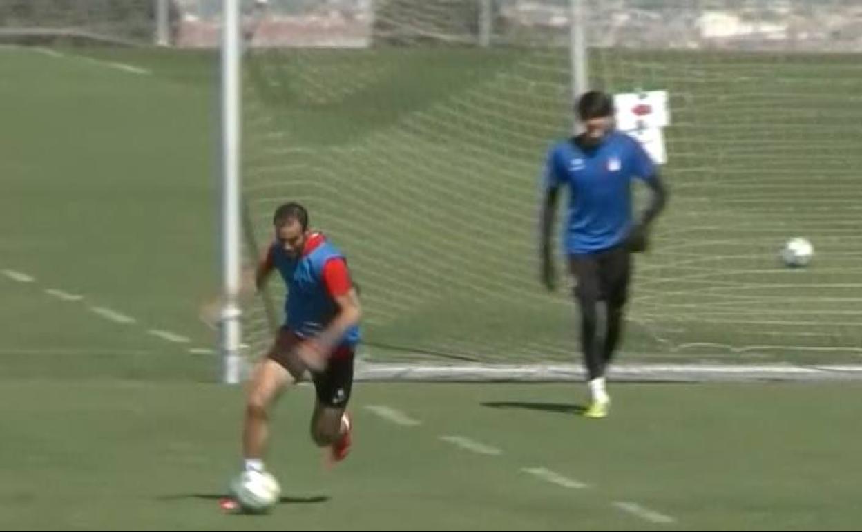 El guardameta Arnau, tras Víctor Díaz en una captura de las imágenes facilitadas hoy por LaLiga. 