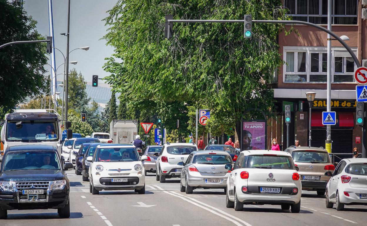 Los coches volvieron a agolparse ayer en algunos sitios de la ciudad en hora punta. 