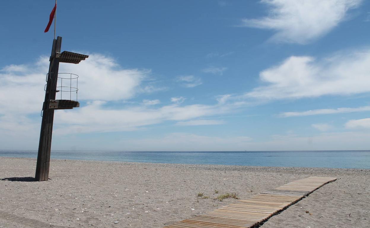 Aún cuelga la bandera roja que prohíbe el baño desde el 14 de marzo en todo el litoral. 