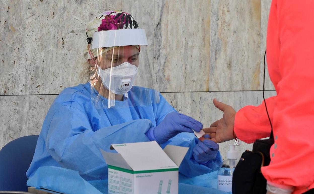 Una sanitaria realiza un prueba para detección de Covid-19 en la Bola Azul. 