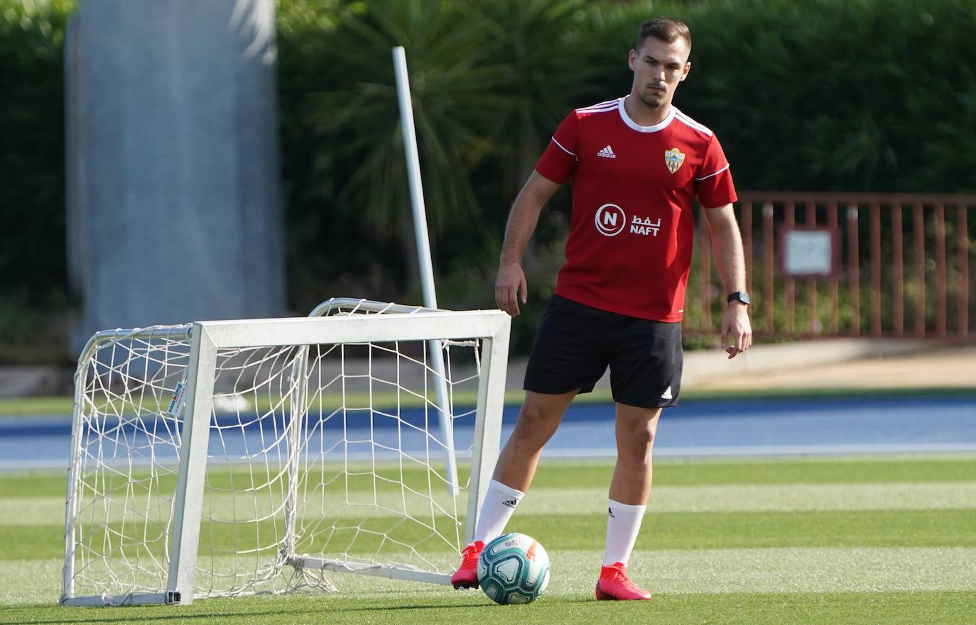 Rubén Enri, con su 'amigo' el balón, nunca ve la portería pequeña. 