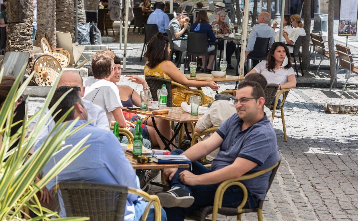Ambiente ayer en las terrazas de La Romanilla donde era difícil encontrar mesa libre. 
