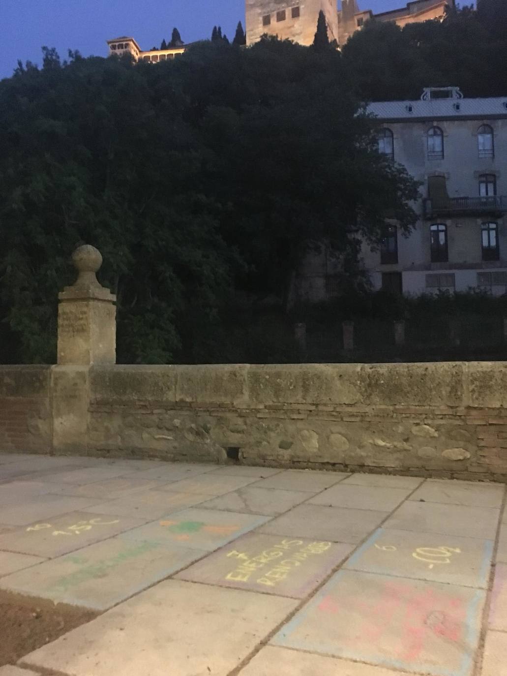 Fotos: Granada despierta con varias pintadas con tiza pidiendo «justicia climática»
