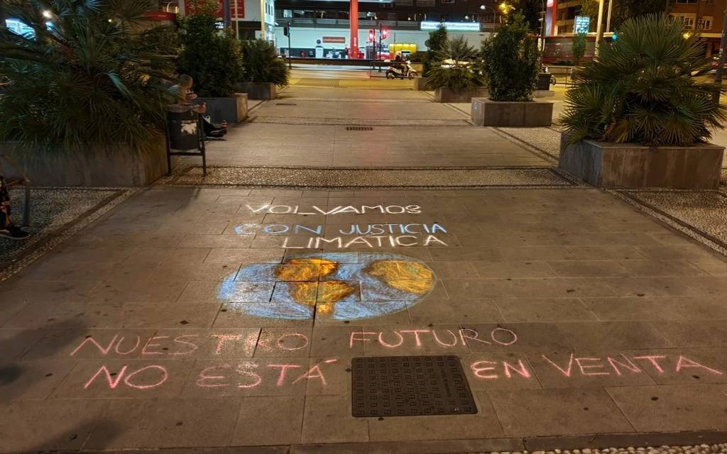 Fotos: Granada despierta con varias pintadas con tiza pidiendo «justicia climática»