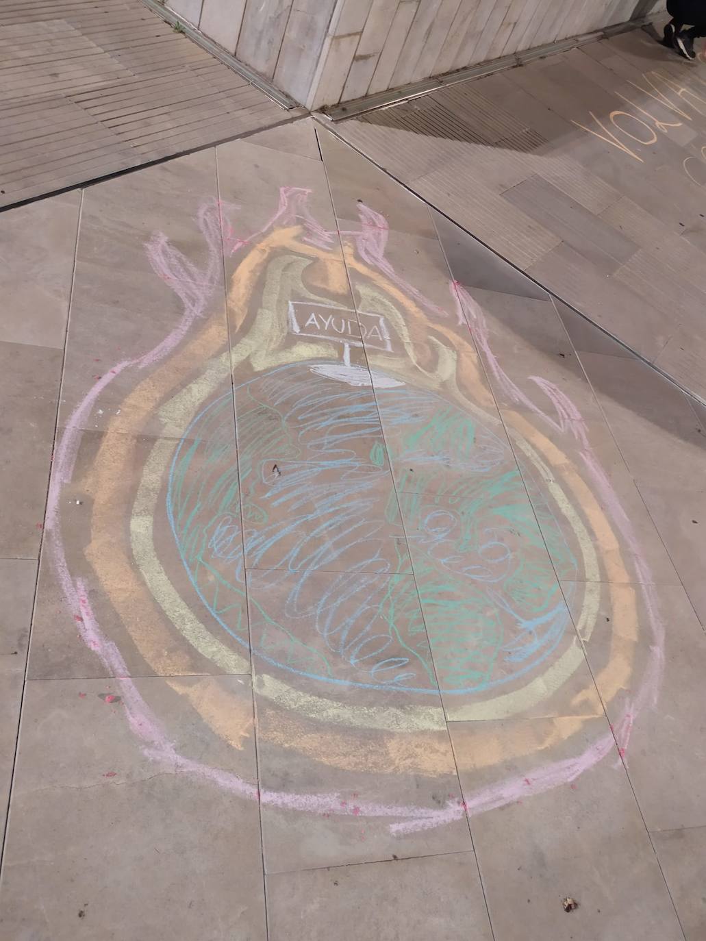 Fotos: Granada despierta con varias pintadas con tiza pidiendo «justicia climática»