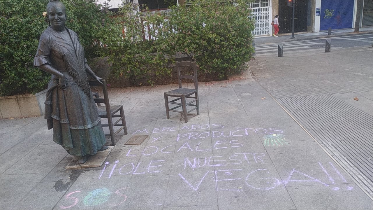 Fotos: Granada despierta con varias pintadas con tiza pidiendo «justicia climática»