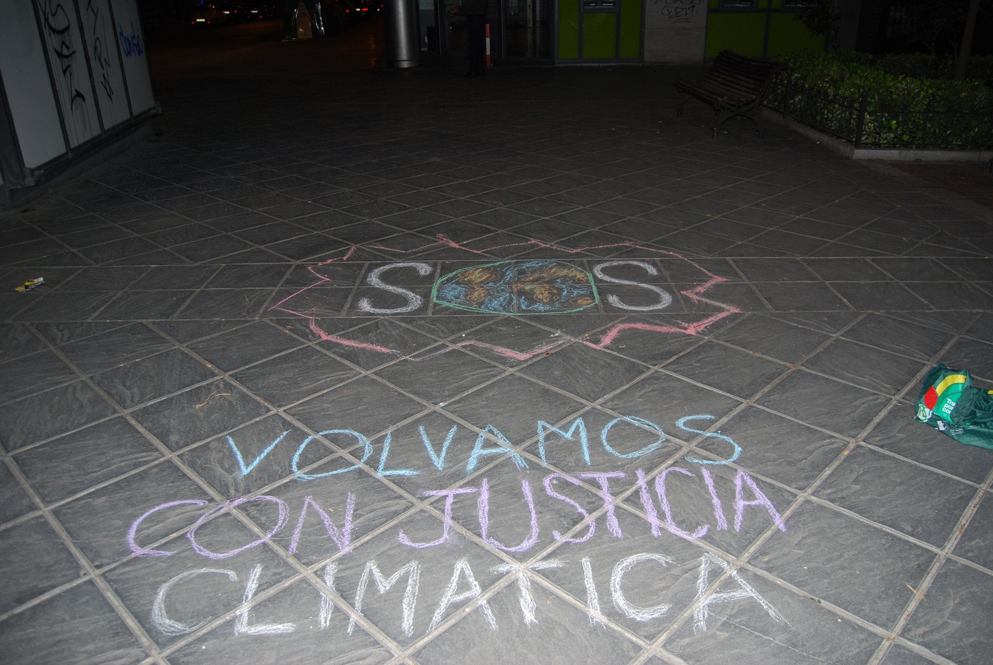 Fotos: Granada despierta con varias pintadas con tiza pidiendo «justicia climática»