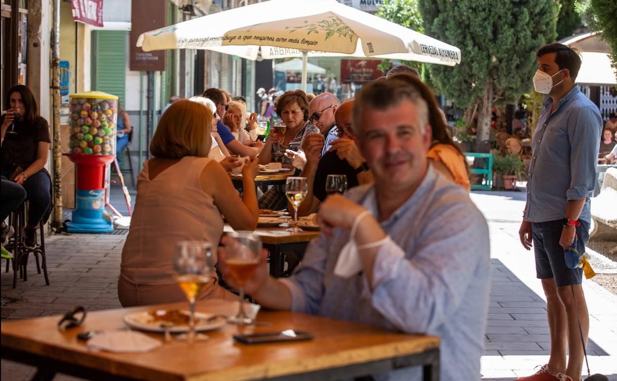 En las terrazas granadinas había clientela, este viernes, viviendo la nueva normalidad. 