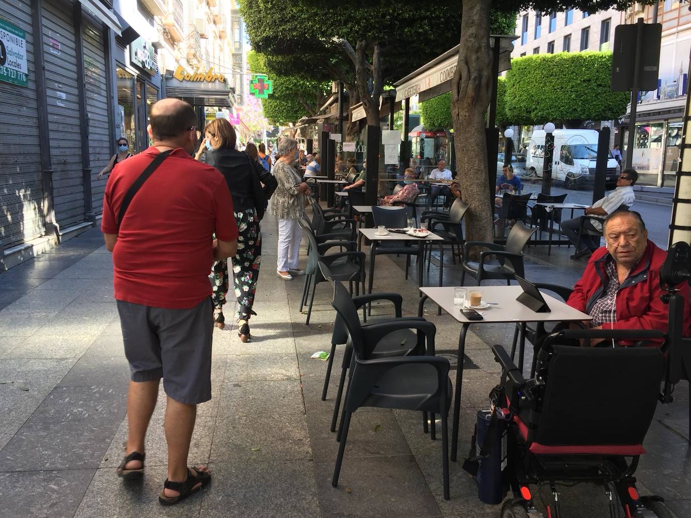 Juan Rera, propietario del bar-cafetería El Gato del Cabo, en la calle Méndez Núñez de la capital almeriense. 