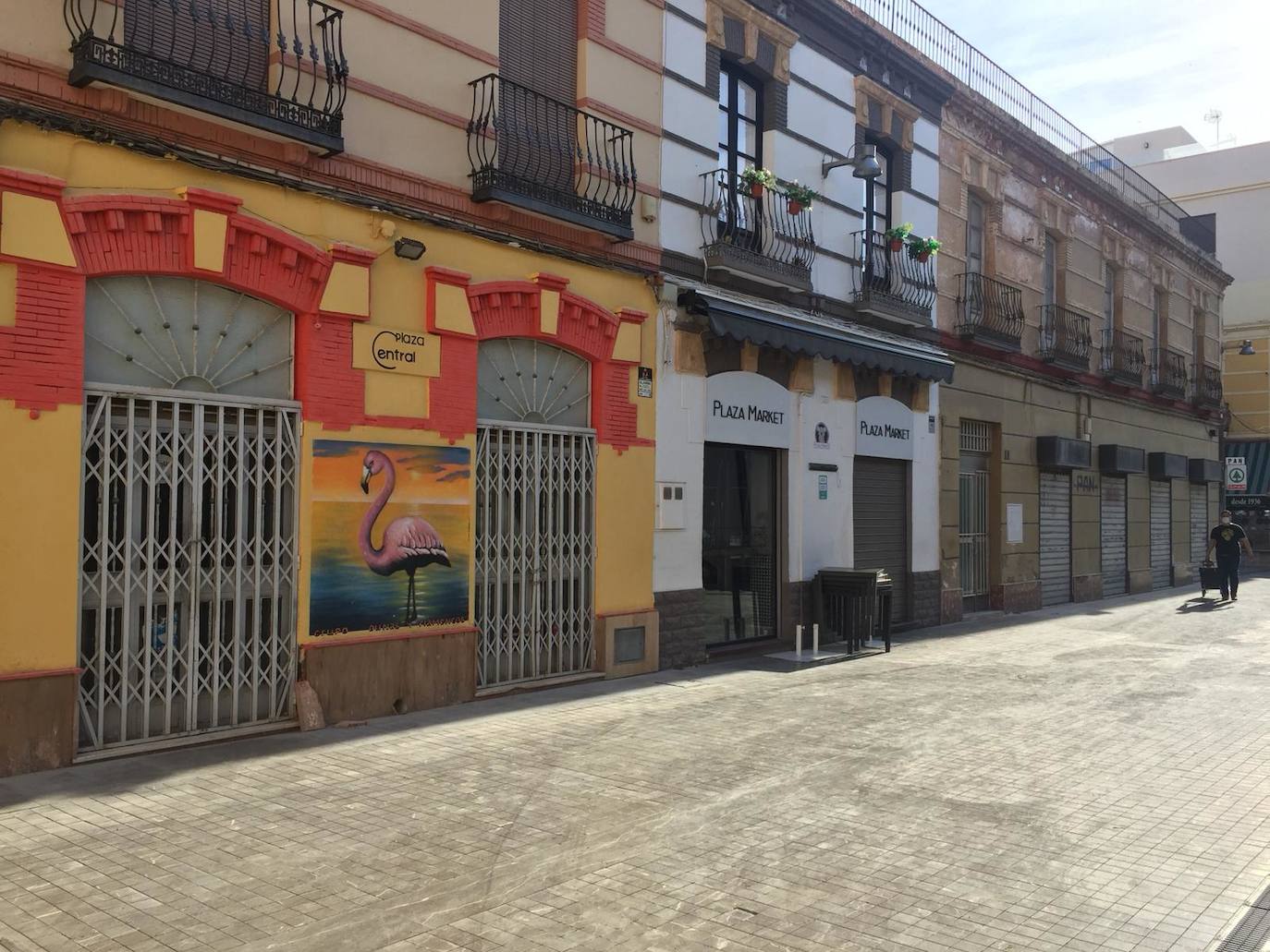 Juan Rera, propietario del bar-cafetería El Gato del Cabo, en la calle Méndez Núñez de la capital almeriense. 