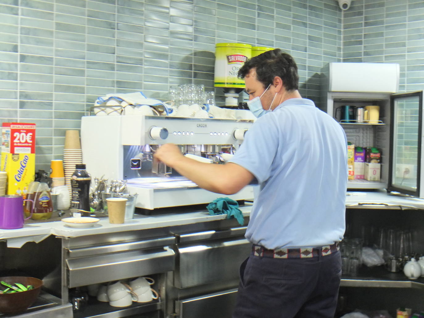 Juan Rera, propietario del bar-cafetería El Gato del Cabo, en la calle Méndez Núñez de la capital almeriense. 